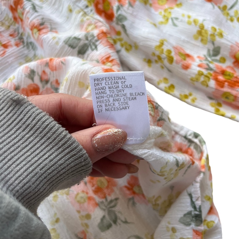 Cupcakes and cashmere Womens Sz Large Peach & White Floral Smocked Ruffle Blouse - Picture 7 of 13